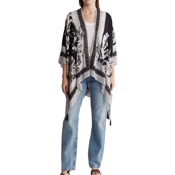 Vince Camuto Tops - Vince Camuto Black and White Floral Kimono